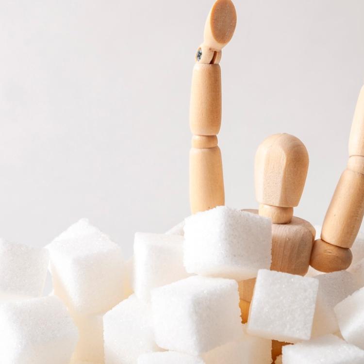 Biały cukier to obecnie jedna z największych trucizn - zaburza równowagę mineralną organizmu, osłabia pracę nerek, układ wydalania, karmi drożdżyce i grzybice, niszczy zęby oraz powoduje tycie. (fot. iStock)