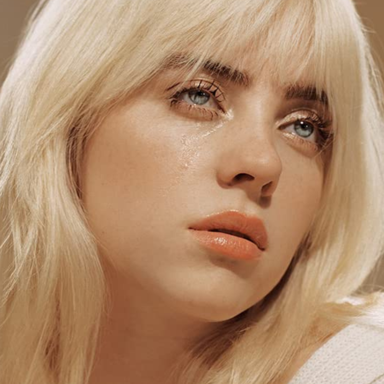 Crying make-up, czyli makijaż na płaczącą dziewczynę, to najnowsza moda, która opanowała media społecznościowe. Na zdjęciu Billie Eilish na okładce albumu „Happier than ever”. (Fot. materiały prasowe)
