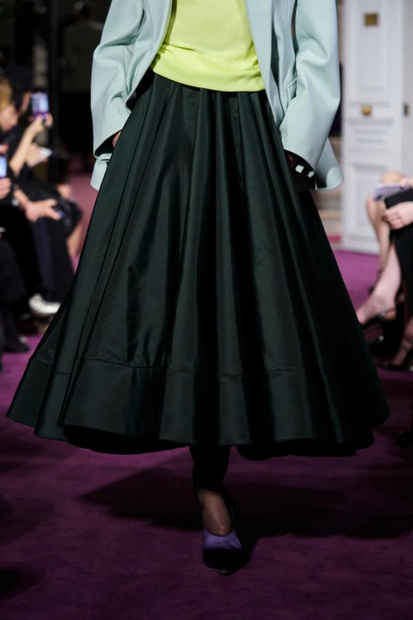 Stylizacja z długą spódnicą z pokazu Valentino haute couture wiosna–lato 2024 (Fot. Spotlight. Launchmetrics/Agencja FREE)