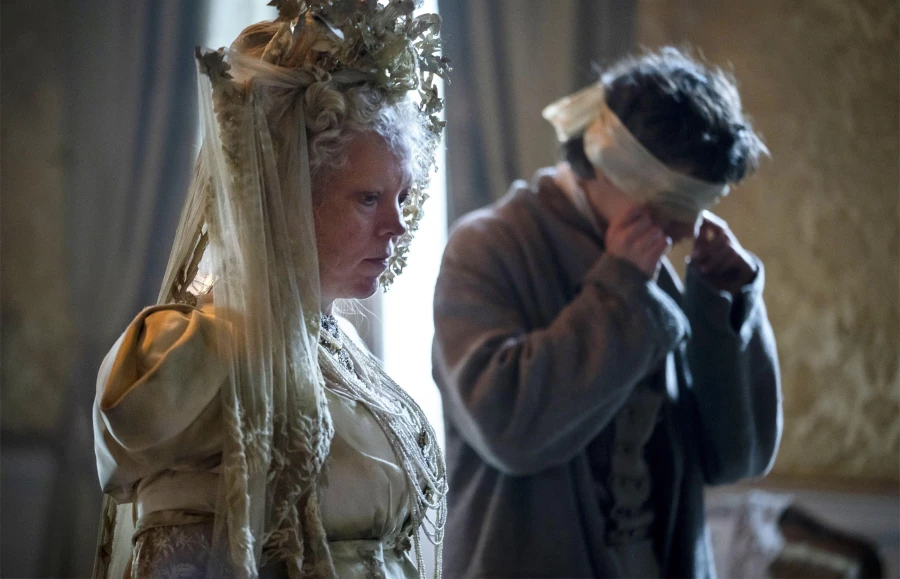Olivia Colman i Fionn Whitehead w serialu „Wielkie nadzieje”(Fot. BEW Photo)