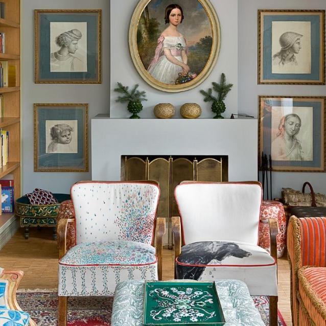 Salon z malowanymi przez panią domu fotelami, tacami autorstwa jej matki, a na ścianach - kopiami starych mistrzów autorstwa członków rodziny. (Fot. Jakub Pajewski)