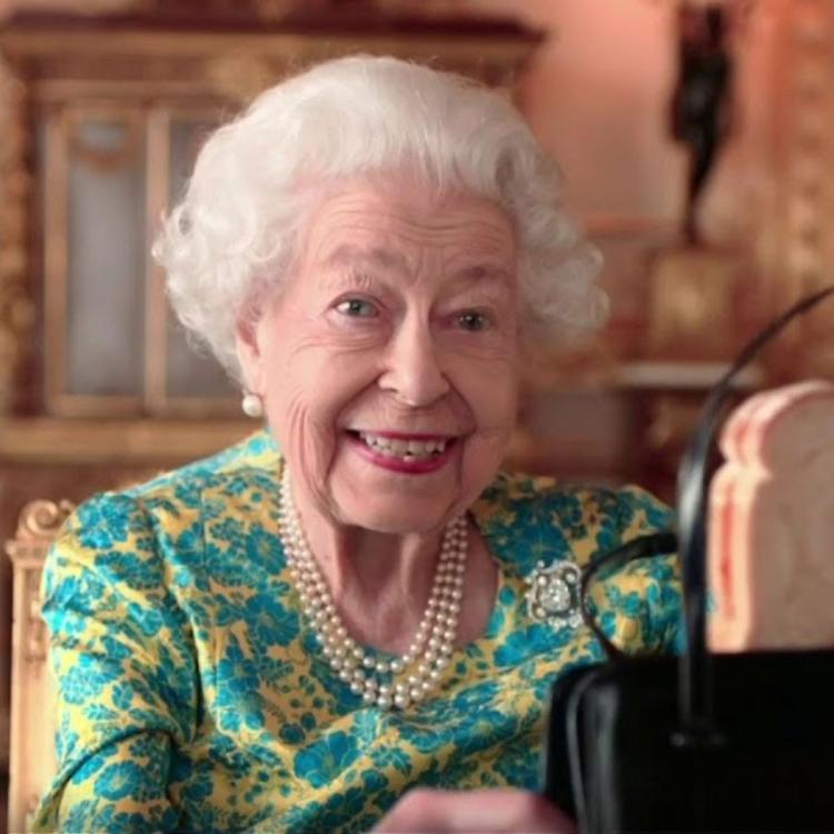 Z okazji swojego platynowego jubileuszu królowa Elżbieta II przygotowała film z wizyty w Pałacu Buckingham… Misia Paddingtona. (Fot. screen YT Sky News)