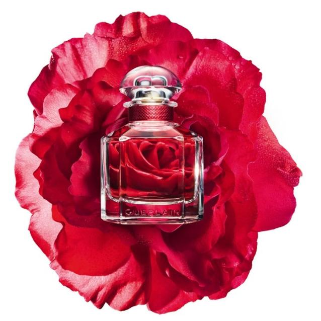 Wiele kobiecych zapachów ma w swojej kompozycji różę - królową kwiatów. W każdym flakonie pachnie inaczej. (Fot. Guerlain, Bloom of Rose) 