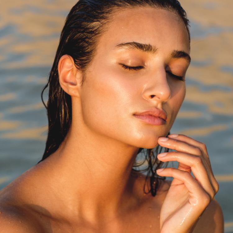 Sztuczna ochrona skóry, uzyskana przez stosowanie odpowiednich kosmetyków z filtrem UV, jest w okresie letnim niewystarczająca i powinna być uzupełniona przez naturalne składniki. (Fot. iStock)