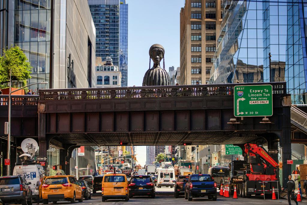 Rzeźba „Brick House” pokazywana w Nowym Jorku na zamienionej w park miejski estakadzie High Line (2019–2020). (Fot. Getty Images)