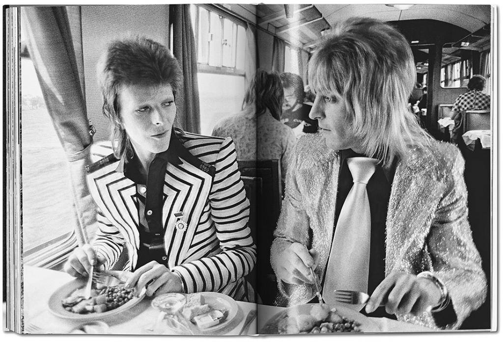 Droga do Aberdeen. David Bowie i gitarzysta Mick Ronson podczas lunchu. Piosenkarz chorobliwie bał się latać. Aż do 1976 roku w trasy koncertowe wyjeżdżał pociągami. (Fot. materiały prasowe, Taschen Artists, Mick Rock 2012, Nathalie Rock, „Mick Rock. The Rise of David Bowie. 1972–1973”, wyd. Taschen, „Transformer”, wyd. Genesis Publications)
