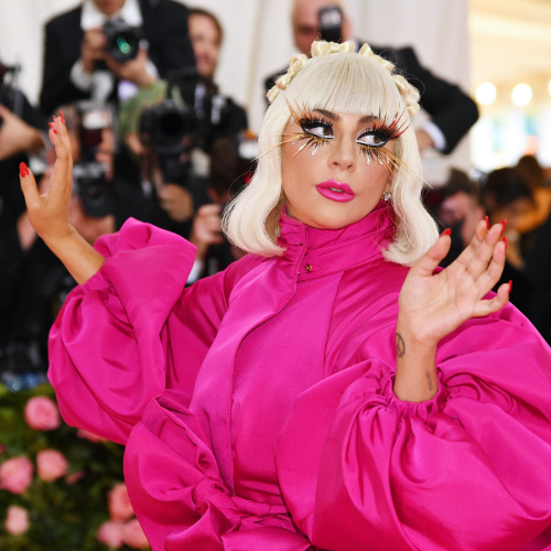 Lady Gaga intuicyjnie wyczuwa, co jest potrzebne do wykreowania ikony popu: nieustanne tworzenie siebie na nowo, absolutna pewność siebie i gotowość do podejmowania odważnych decyzji. (Fot. Dimitrios Kambouris/Getty Images/The Met Museum/Vogue)