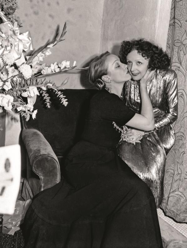  Marlena Dietrich ze swoją przyjaciółką, piosenkarką Edith Piaf. (Fot. East News)