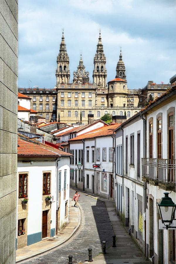Widok na wieże katedry, tyły ratusza i Rúa das Hortas, ulicę Ogrodów. Kilkaset metrów dalej miasto ustępuje miejsca zielonym wzgórzom. (Fot. Julia Zabrodzka, Bartek Kaftan)