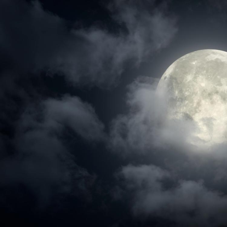 8 listopada o godzinie 12.02 będzie miała miejsce pełnia z całkowitym zaćmieniem Księżyca. (Fot. iStock)