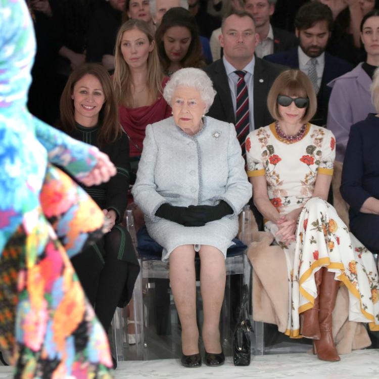 Królowa Elżbieta zasiadła obok Anny Wintour na pokazie Richarda Quinna w 2018 roku (Fot. POOL/Reuters/ Forum)