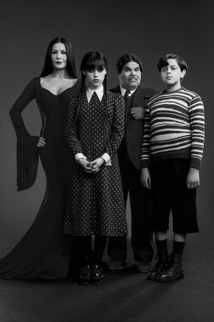 Catherine Zeta-Jones jako Morticia Adams, Jenna Ortega jako Wednesday Addams, Luis Guzmán jako Gomez Addams oraz Issac Ordonez jako Pugsley Addams (Fot. materiały prasowe Netflix)