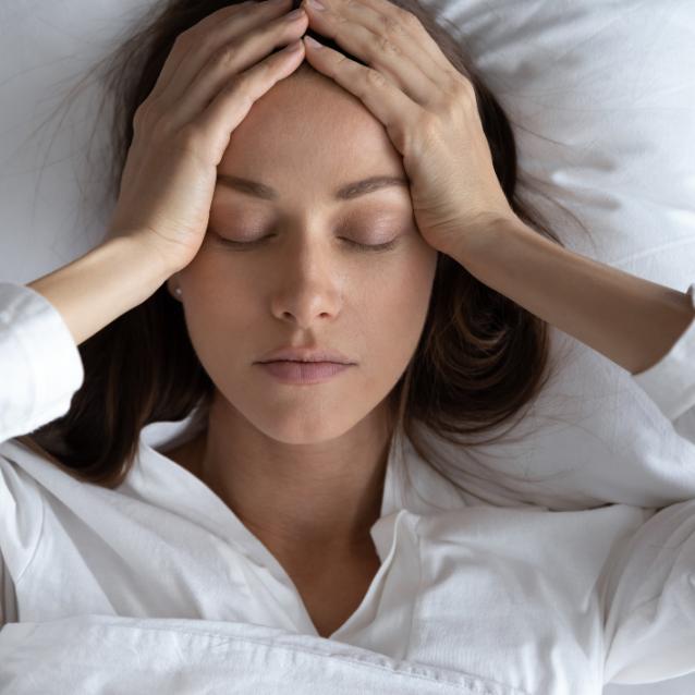 Według powszechnie znanych kryteriów bezsenność dotyczy trudności: w zasypianiu, w pozostaniu w stanie snu i osiągnięciu snu głębokiego. (Fot. iStock)