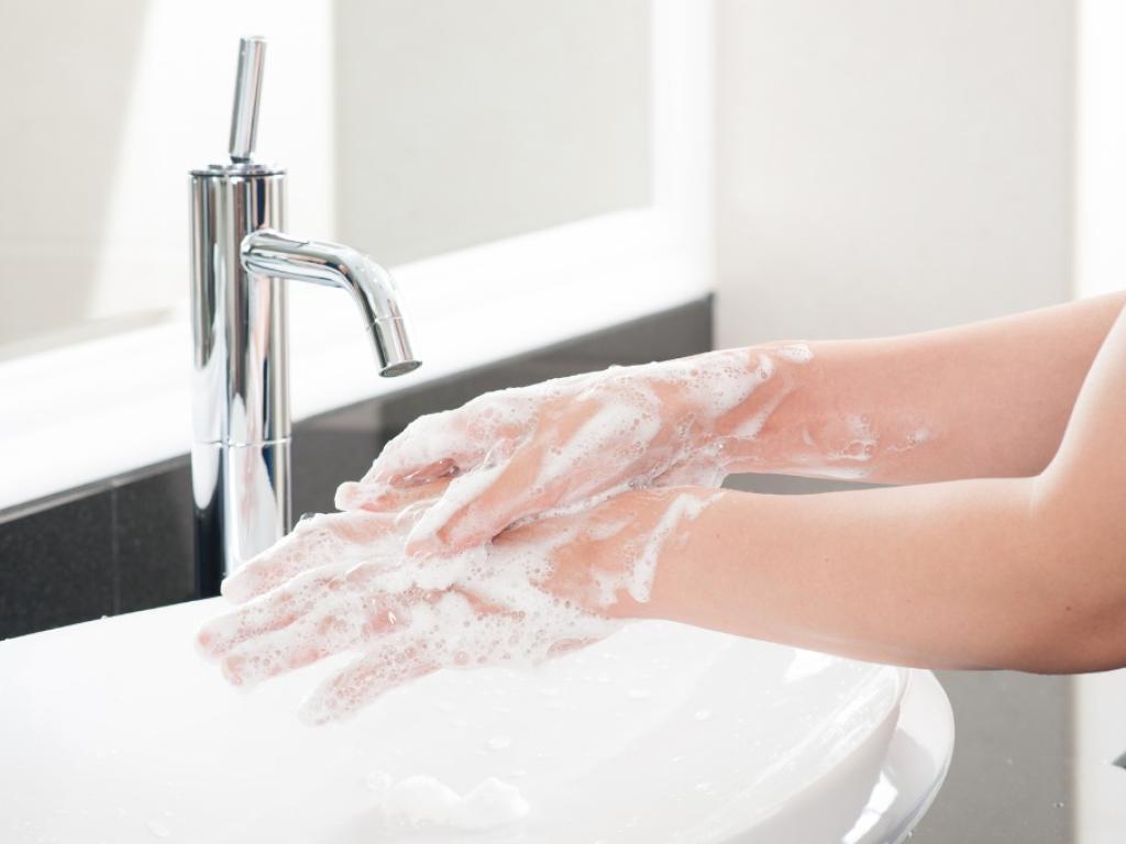  Myjąc ręce, pamiętaj o dokładnym namydleniu skóry między palcami oraz nadgarstkach. (Fot. iStock)