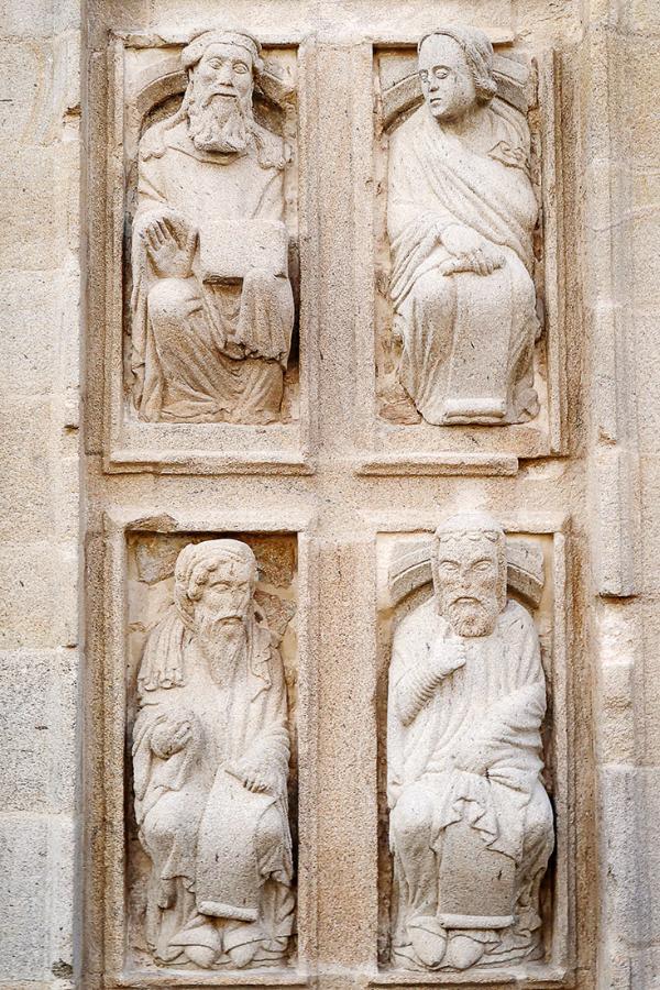 Płaskorzeźby zdobiące katedralną Porta Santa – bramę otwieraną dla pielgrzymów tylko w latach, gdy wspomnienie Świętego Jakuba przypada w niedzielę. (Fot. Julia Zabrodzka, Bartek Kaftan)