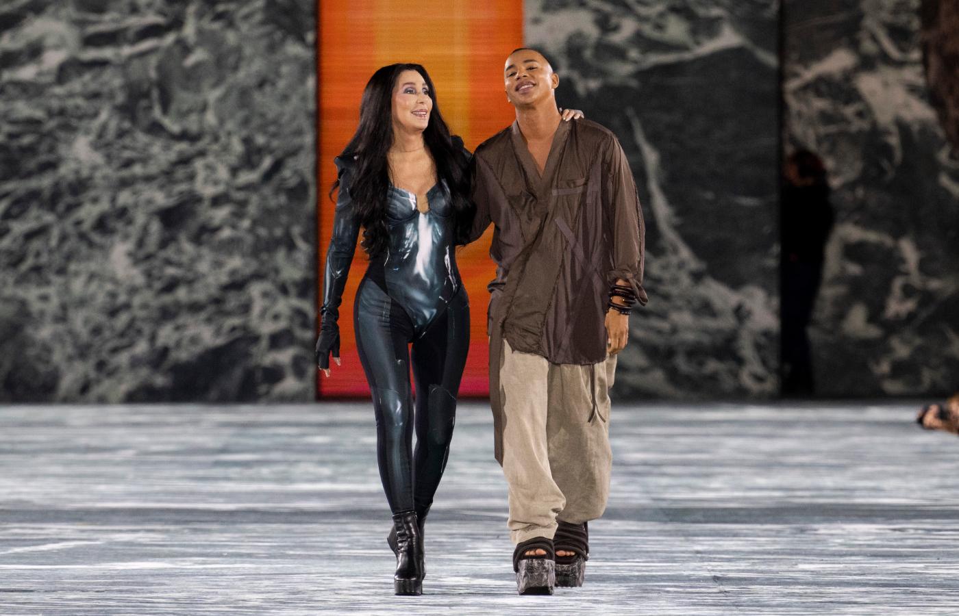 Cher i Olivier Rousteing, dyrektor kreatywny Balmain, podczas finału pokazu francuskiego domu mody na wiosnę–lato 2023 roku (Fot. Spotlight)