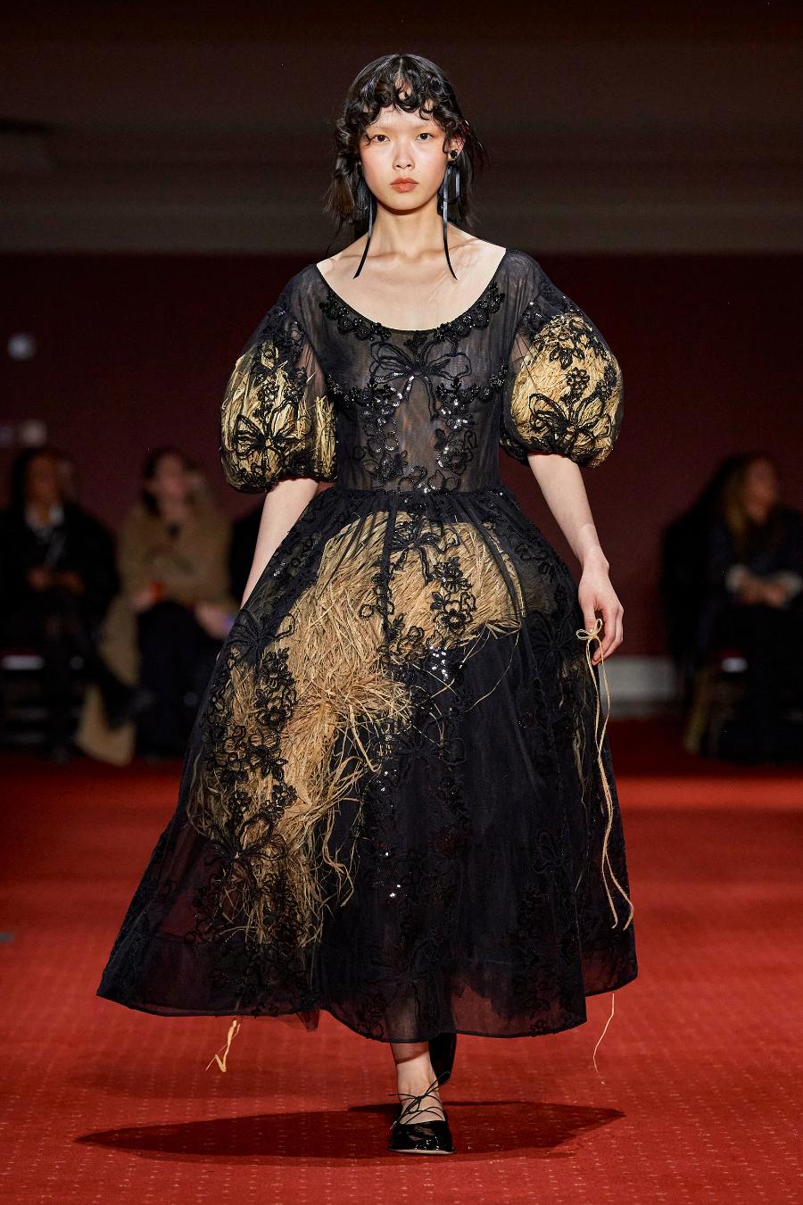 Suknia przyozdobiona słomą z kolekcji jesień-zima 2023 Simone Rochy. 5.