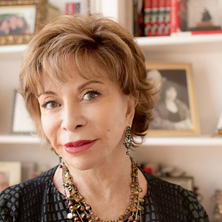 Isabel Allende, oprócz pisania książek, prowadzi Fundację, której celem jest pomoc kobietom i dzieciom oraz ochrona ich praw. (Fot. Lori Barra)