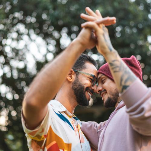 Wzajemna fascynacja w przypadku pary gejów jest większa. Zauroczenie, zakochanie – to bywa takie samo jak u osób heteroseksualnych. Ale jest ono głębsze emocjonalnie, duchowo – mówi Andrzej Gryżewski. (Fot. iStock)