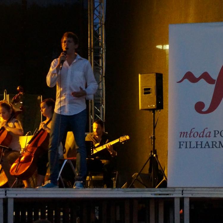  Michał Szyc podczas koncertu Młodej Polski Filharmonii we Wrocławiu