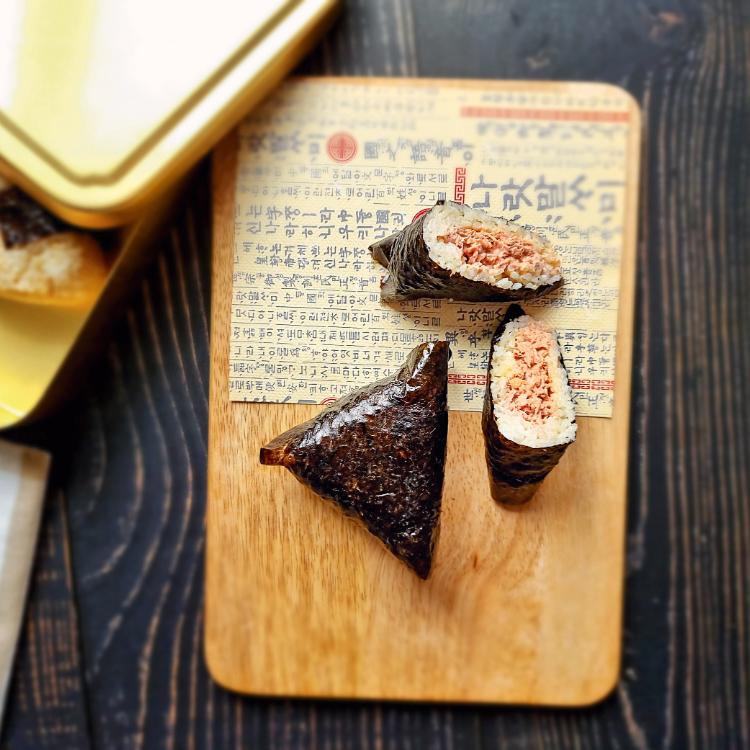 Trójkątny kimbap z tuńczykiem. Potrawa z książki Wioli Błazuckiej „Pierogi z kimchi. Koreańskie smaki dla każdego” (Fot. Wioleta Błazucka)