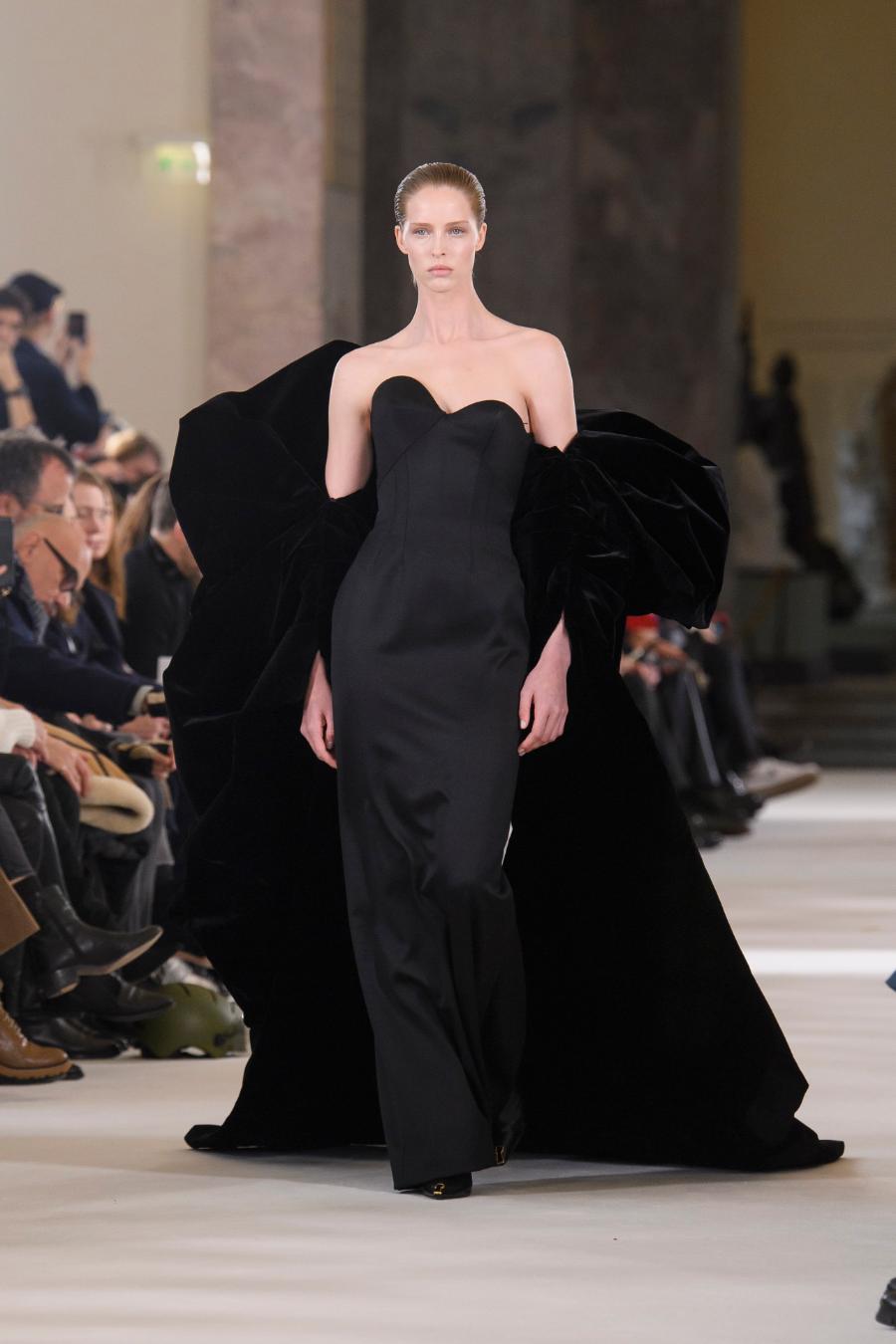Pokaz haute couture domu mody Schiaparelli na wiosnę 2023 (Fot. Spotlight. Launchmetrics/Agencja FREE)