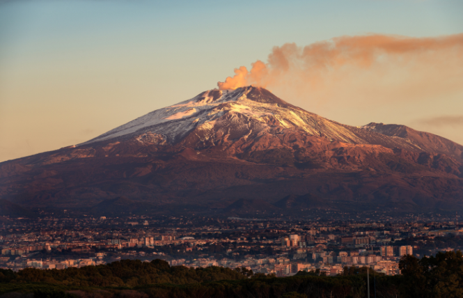 Etna to najwyższy i największy czynny stratowulkan we Włoszech. (Fot. iStock)