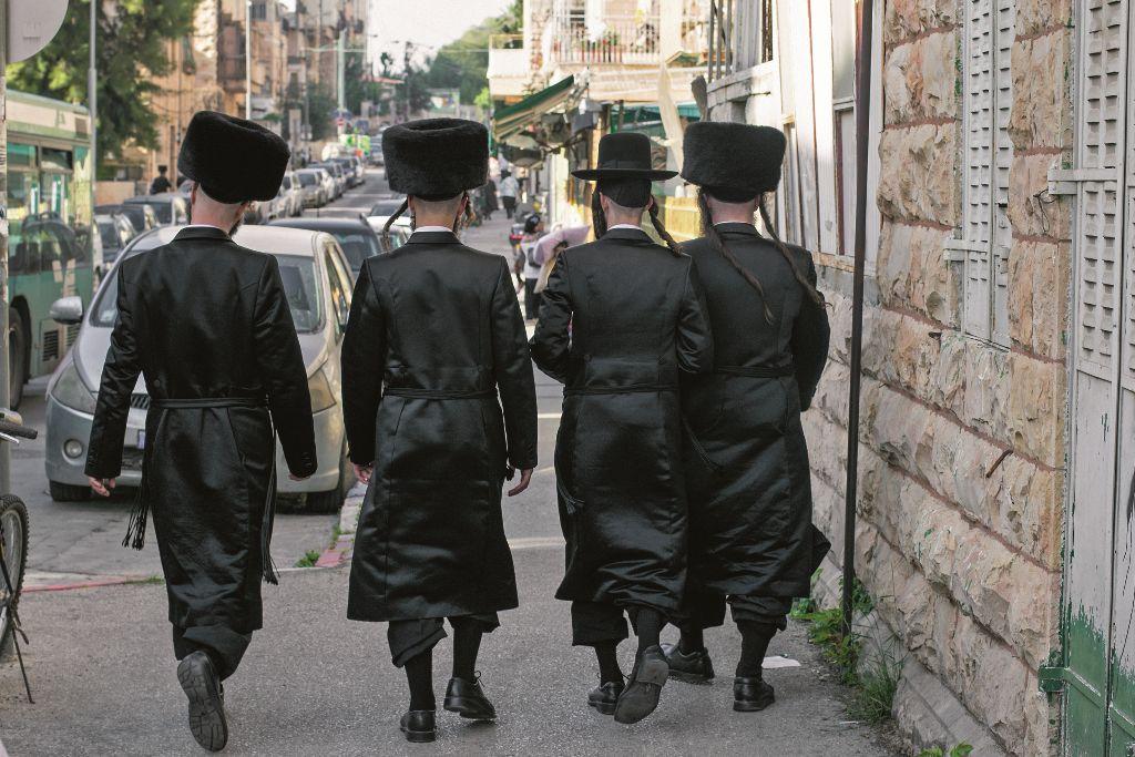 Grupka chasydów spacerująca uliczką w Jerozolimie. (Fot. iStock)