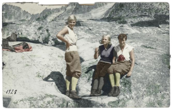 Od lewek Siostry Marzena i Lida Skotnicówny w towarzystwie Zofii Galicówny. (Fot.zbiory tatrzańskiego parku narodowego w Zakopanem