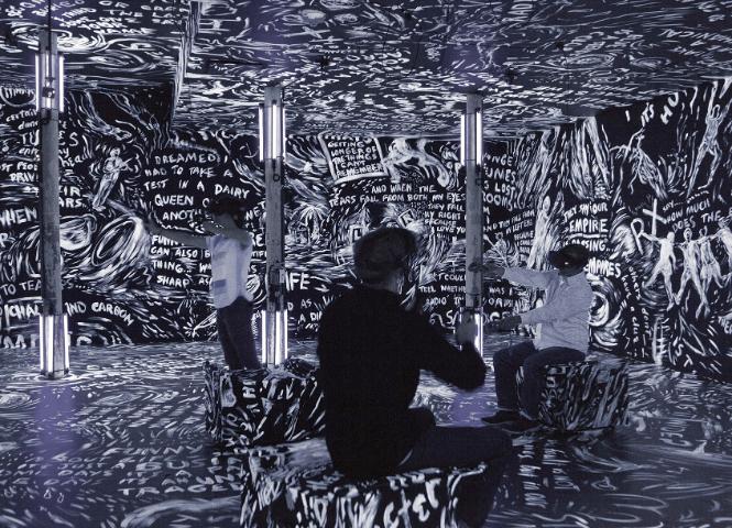 „Chalkroom”, czyli pokój-instalacja i praca VR Laurie Anderson we współpracy z Hsin-Chien Huangiem, pokazywana w Muzeum Sztuki Współczesnej Stanu Massachusetts MASS MoCA (2017). (Fot. materiały prasowe)
