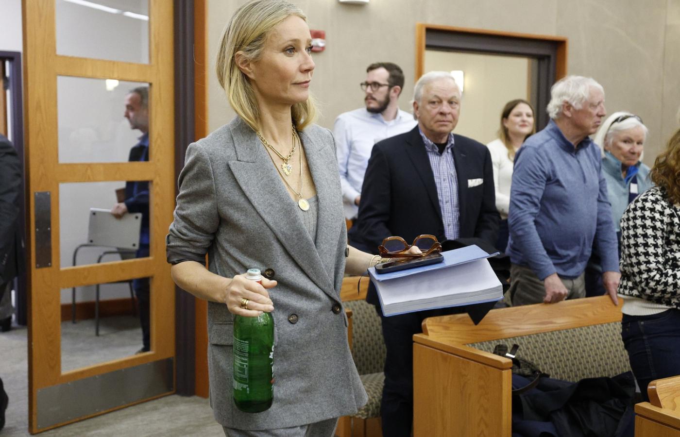 Gwyneth Paltrow wychodzi z sali sądowej po ogłoszeniu przerwy (Fot. AP Photo/Jeff Swinger, Pool/BACKGRID/Backgrid USA/Forum)