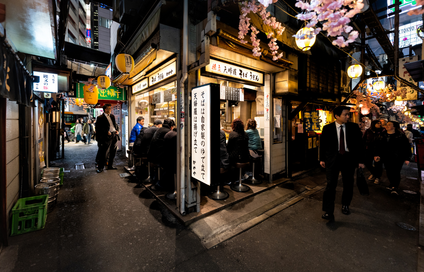 Aleja pamięci z restauracją Izakaya, do której wieczorami zaglądają ludzie biznesu. (Fot. iStock)