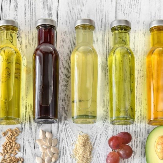 Tłuszcze zawarte w olejach roślinnych są dla naszego organizmu niezbędnym materiałem energetycznym i nośnikiem wielu witamin. (Fot. Getty Images)