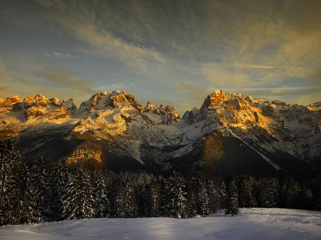  W Dolomitach o każdej porze doby można cieszyć oko widokami jak z pocztówki. (Fot. materiały prasowe)