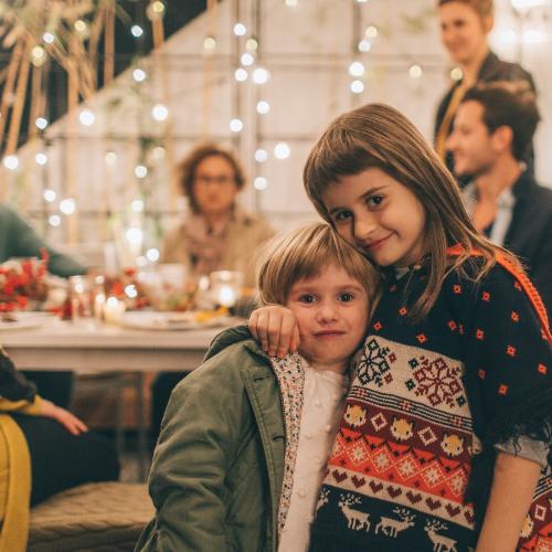 Rodzina patchworkowa podczas świąt Bożego Narodzenia musi się zmierzyć z dużym wyzwaniem – nie tylko logistycznym, lecz przede wszystkim emocjonalnym. (Fot. iStock)